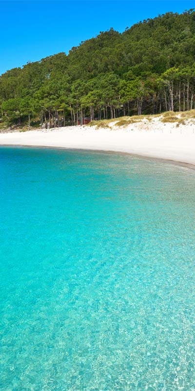 Playa de Rodas en las Islas Cíes con aguas turquesas y arena blanca