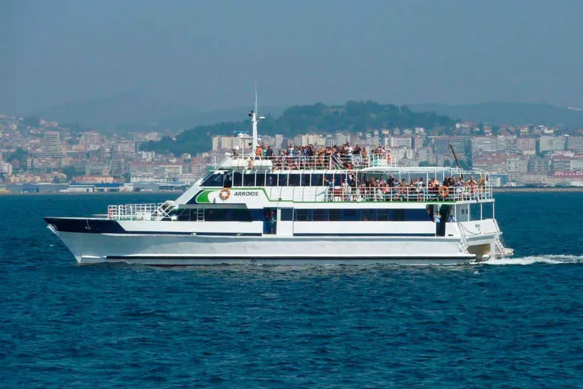 Catamarán Arroyos navegando