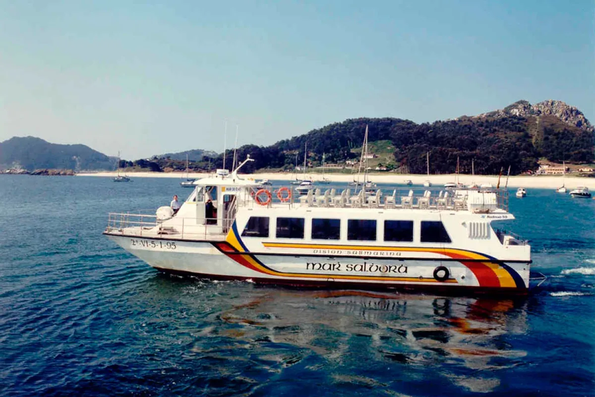 Catamarán Mar Sálvora en la ruta Combarro-Tambo