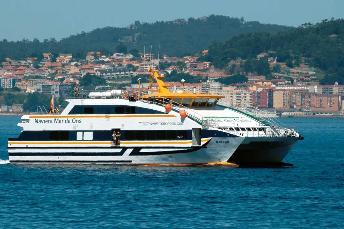 Catamarán Mar Vigo navegando con pasaje